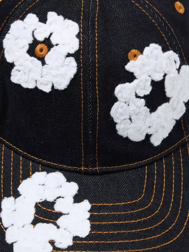 Czapka z surowego Denimu z motywem „Cotton Wreath” – wybarwiona na kolor indygo