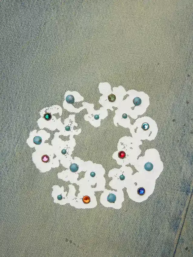 Luźne spodnie Denim z motywem Cotton Wreath, z ćwiekami, w stylu „Dirty Wash”