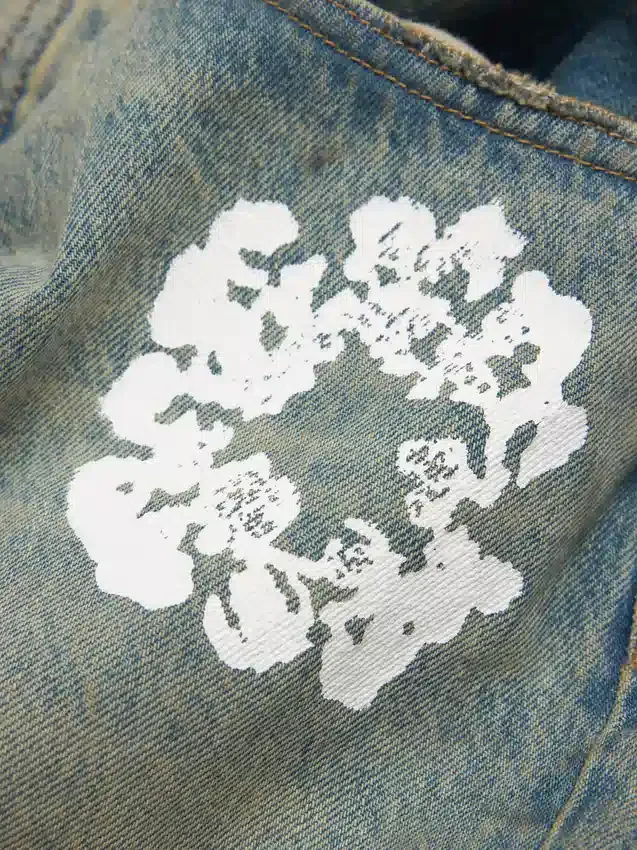 Luźne Denim dżinsy z motywem „Cotton Wreath” w wykończeniu „Dirty Wash”