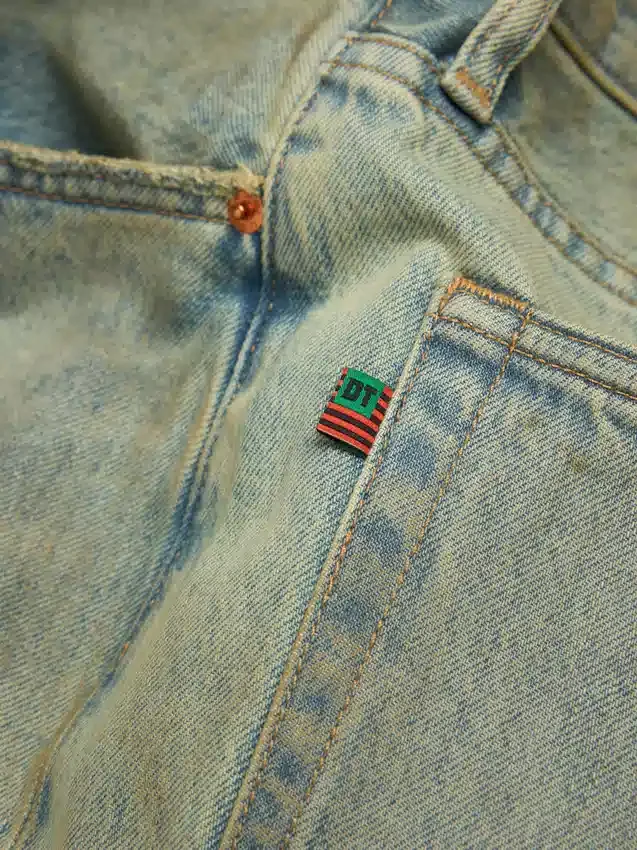 Luźne spodnie Denim ADG w stylu „Dirty Wash”