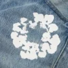 Proste Denim spodnie z motywem Cotton Wreath, jasne wykończenie