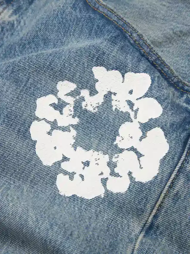 Proste Denim spodnie z motywem Cotton Wreath, jasne wykończenie
