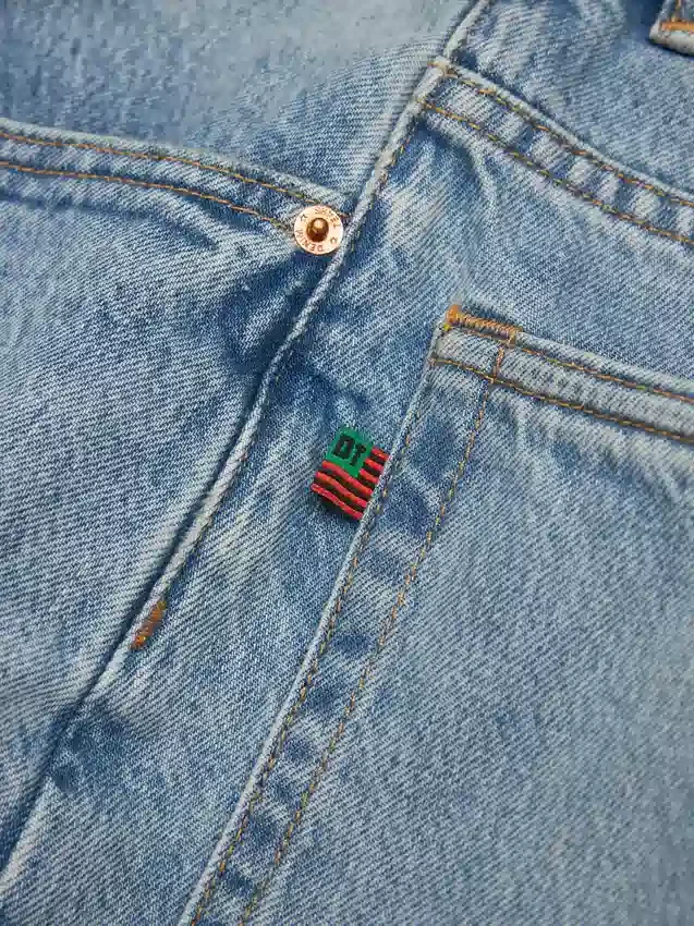 Spodnie Denim o prostym kroju w jasnym odcieniu
