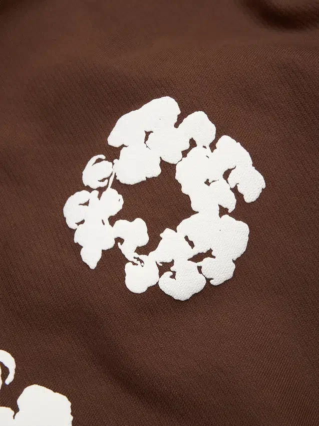 Szorty dresowe z motywem „Cotton Wreath” – ciemnobrązowe